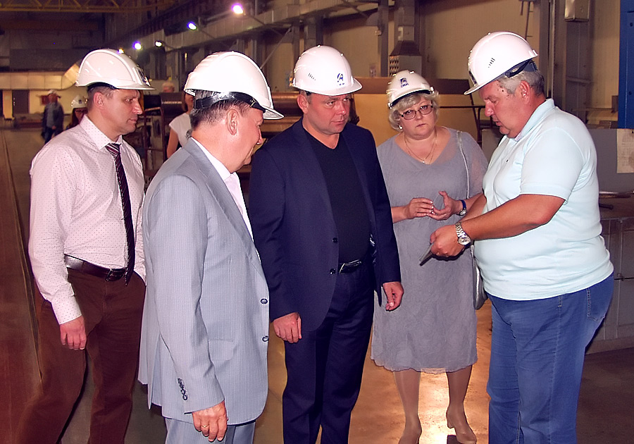 Заместитель директора завода по производству Б.А.Георгиев (справа) демонстрирует гостям заготовку, обработанную на дробеметной установке